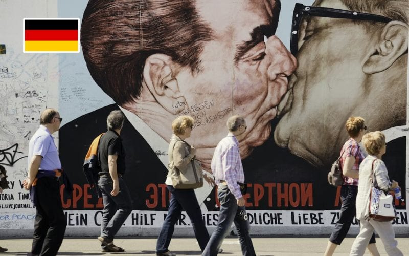 Touristes passant devant le mur de Berlin.
