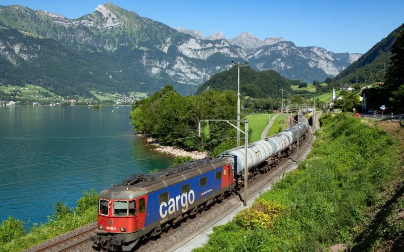 Train cargo suisse avec paysage naturelle. 