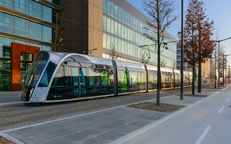 Tramway en mouvement au Luxembourg. 