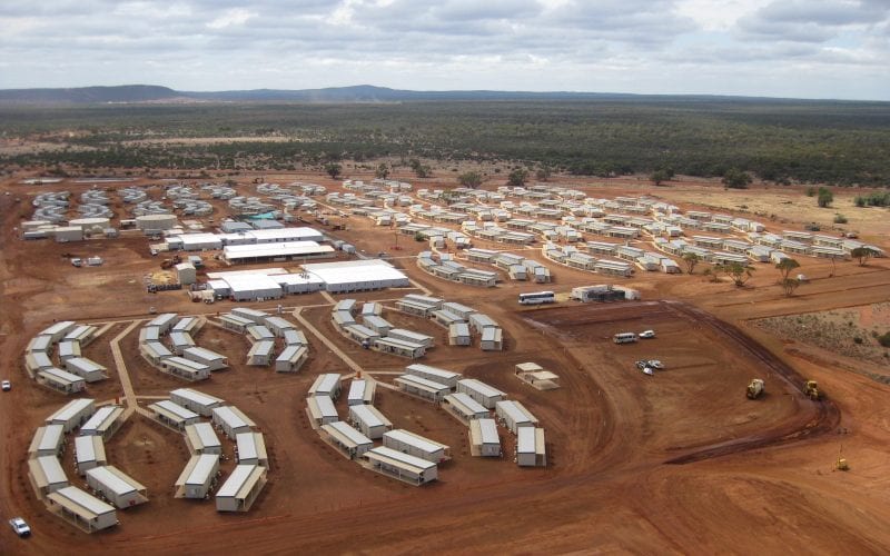Vue aérienne des habitations des personnes travaillant dans les mines. 