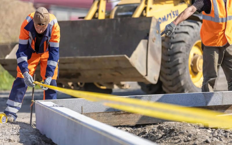 Un travailleur dans le secteur en pénurie de la construction en Belgique. 