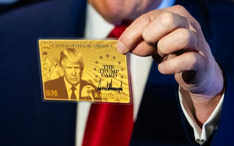 Donald Trump montrant le nouveau visa, la 