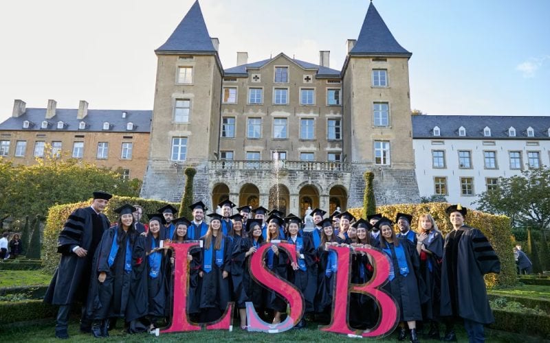 Une photo des étudiants luxembourgeois devant une université. 