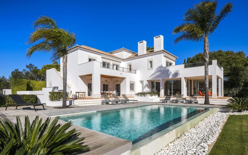 Une ville moderne avec piscine au Portugal. 