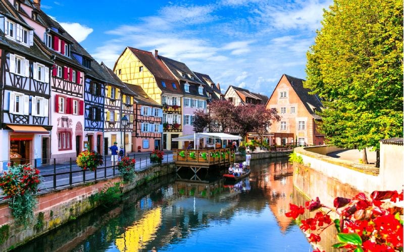 Un village traditionnel allemand ensoleillé. 
