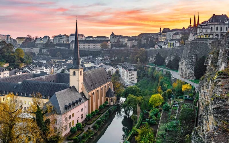 Ville de Luxembourg sous couché de soleil. 
