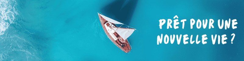 Vue aérienne d'un bateau sur l'océan.