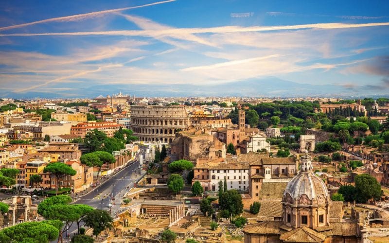 Vue aérienne à Rome avec le Colisée au centre. 