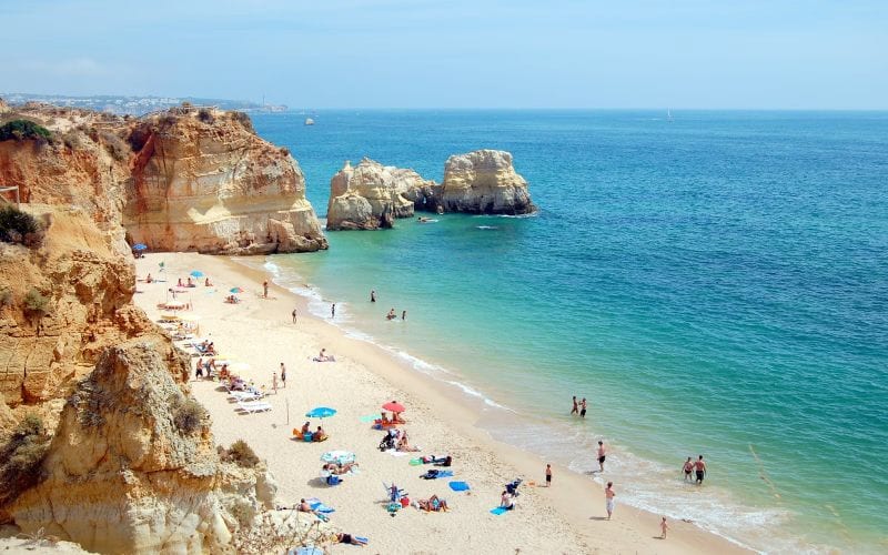 Vue aérienne d'une plage au Portugal avec touriste. 
