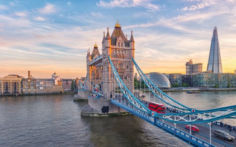 Vue aérienne du London bridge et de la Tamise à Londres. 