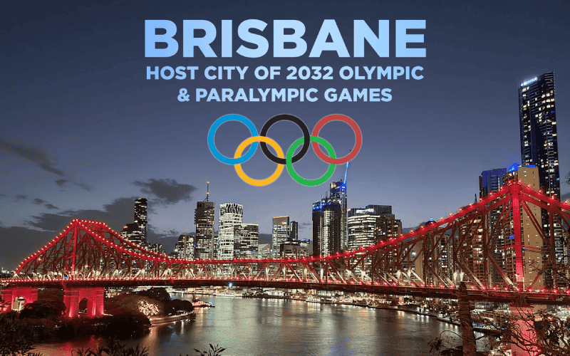 Vue de Brisbane de nuit avec un logo des jeux olympiques. 