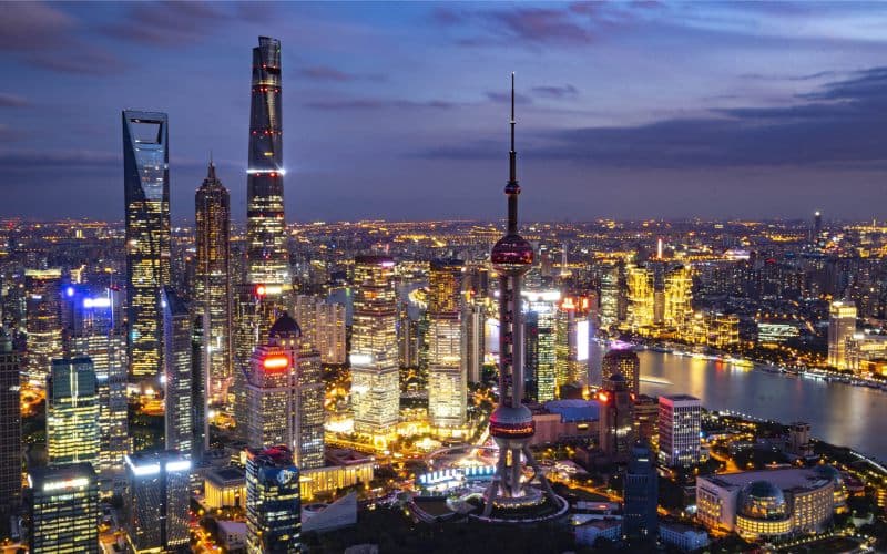 Vue de Shangaï la nuit, depuis un drone. 