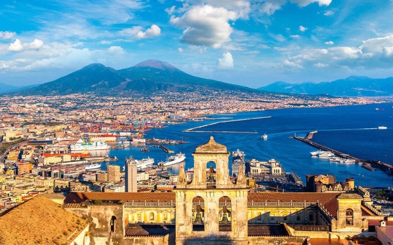 Vue panoramique de Naples, avec volcans. 