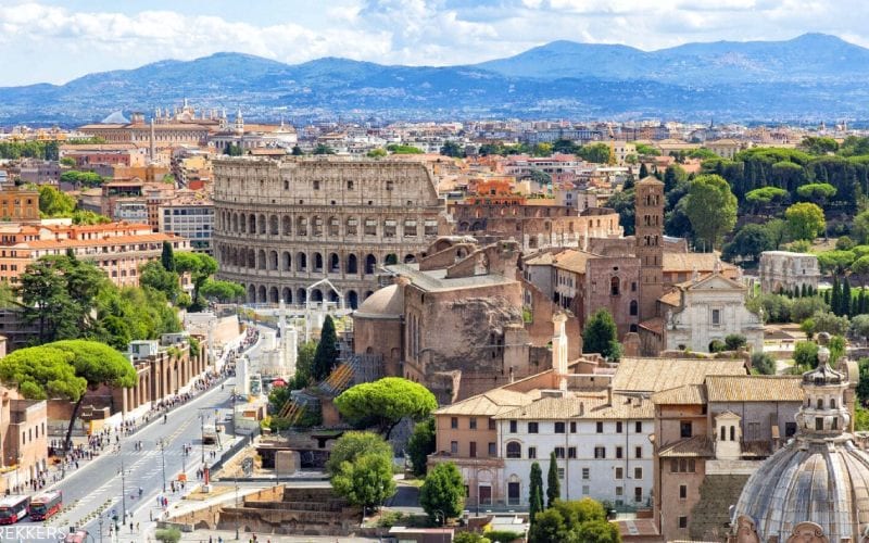 Vue panoramique de Rome avec le Colisée. 