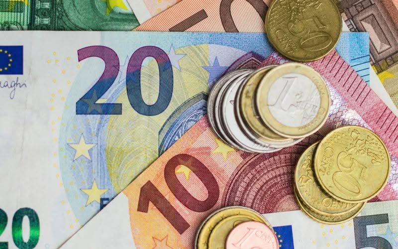Billets et pièces représentant l'Euro.