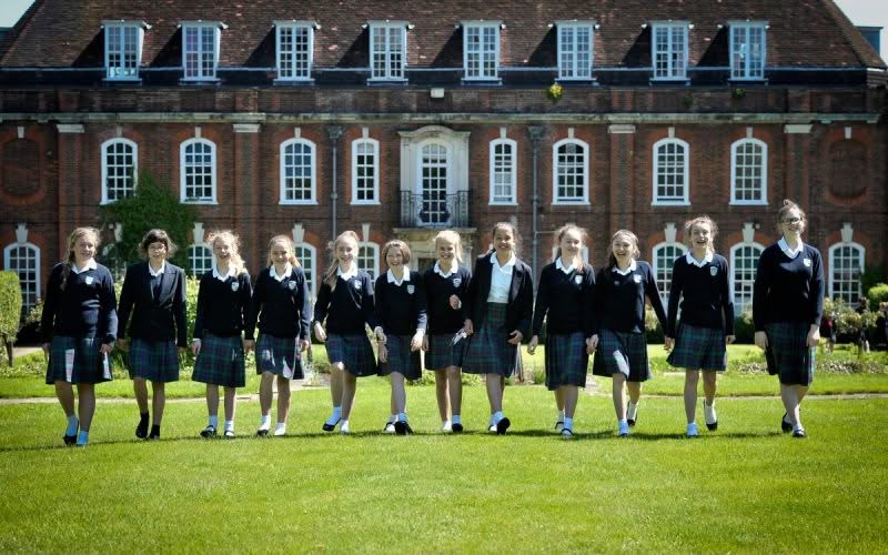 Photo de plusieurs filles dans un parc d'une école anglaise. 