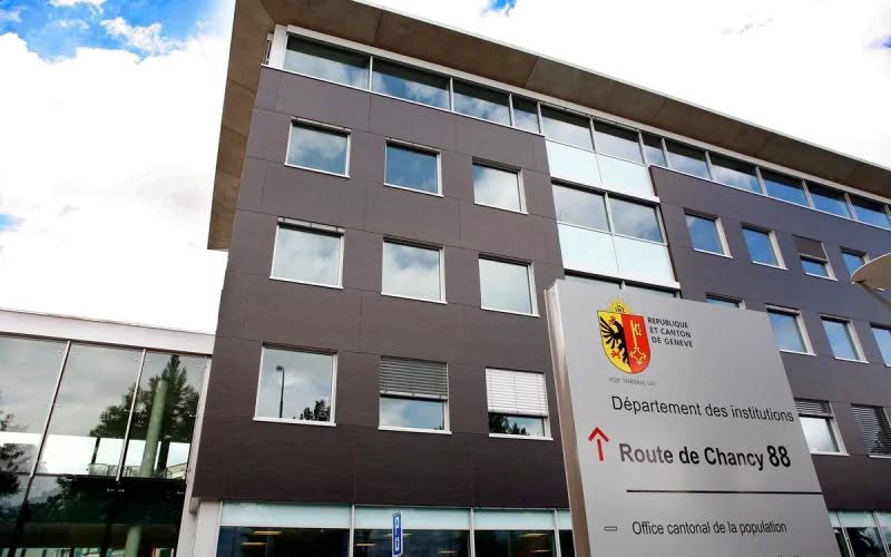 Photo de la façade de l'office cantonal de la population à Genève.