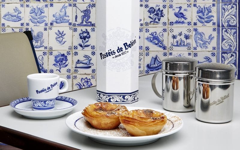 Pasteis de belem avec décor typique du Portugal.