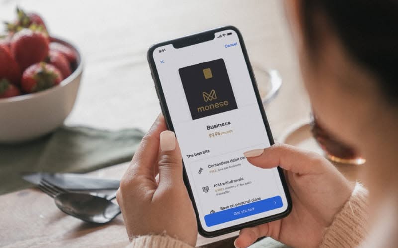 Femme utilisant l'application mobile Monese.