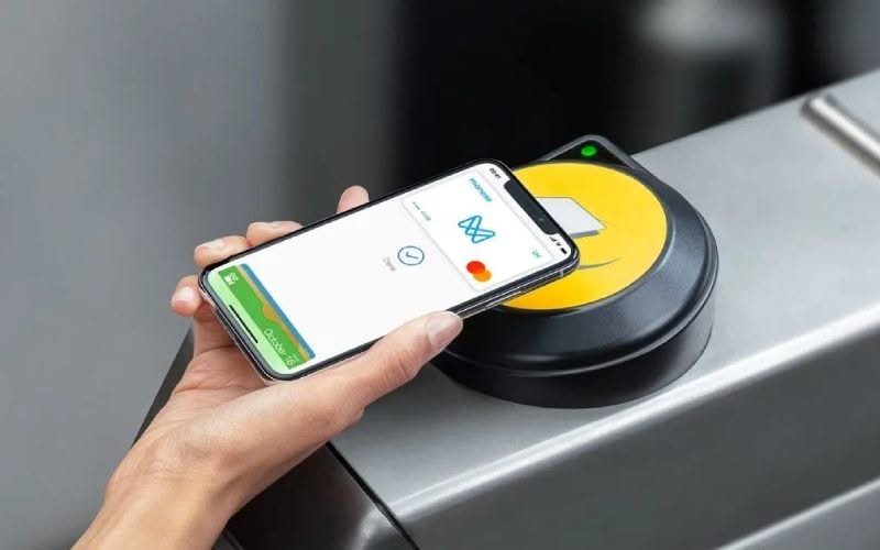 Utilisateur en train de payer avec la carte bancaire MONESE installée sur son téléphone.