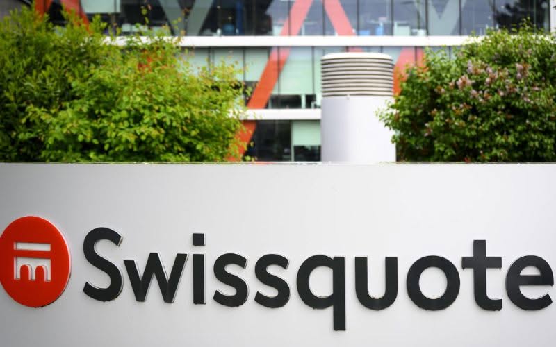 Bâtiment avec panneau Swissquote.