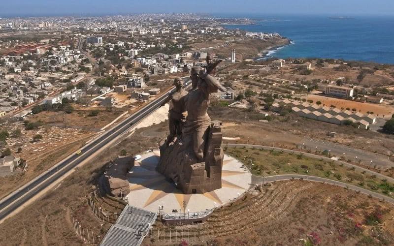 Image aérienne de la statut de l'indépendance du Sénégal.
