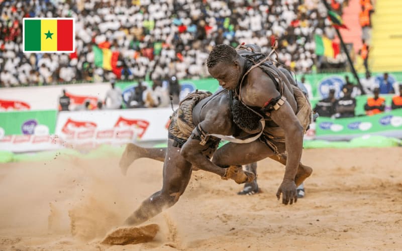 Deux lutteurs sénégalais dans un stade.