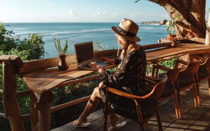 Une femme travaillant à Bali à distance. 